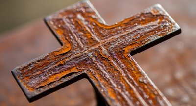 Vintage Rusty Metal Cross Wallpaper HD 4K - Aesthetic Religious Background