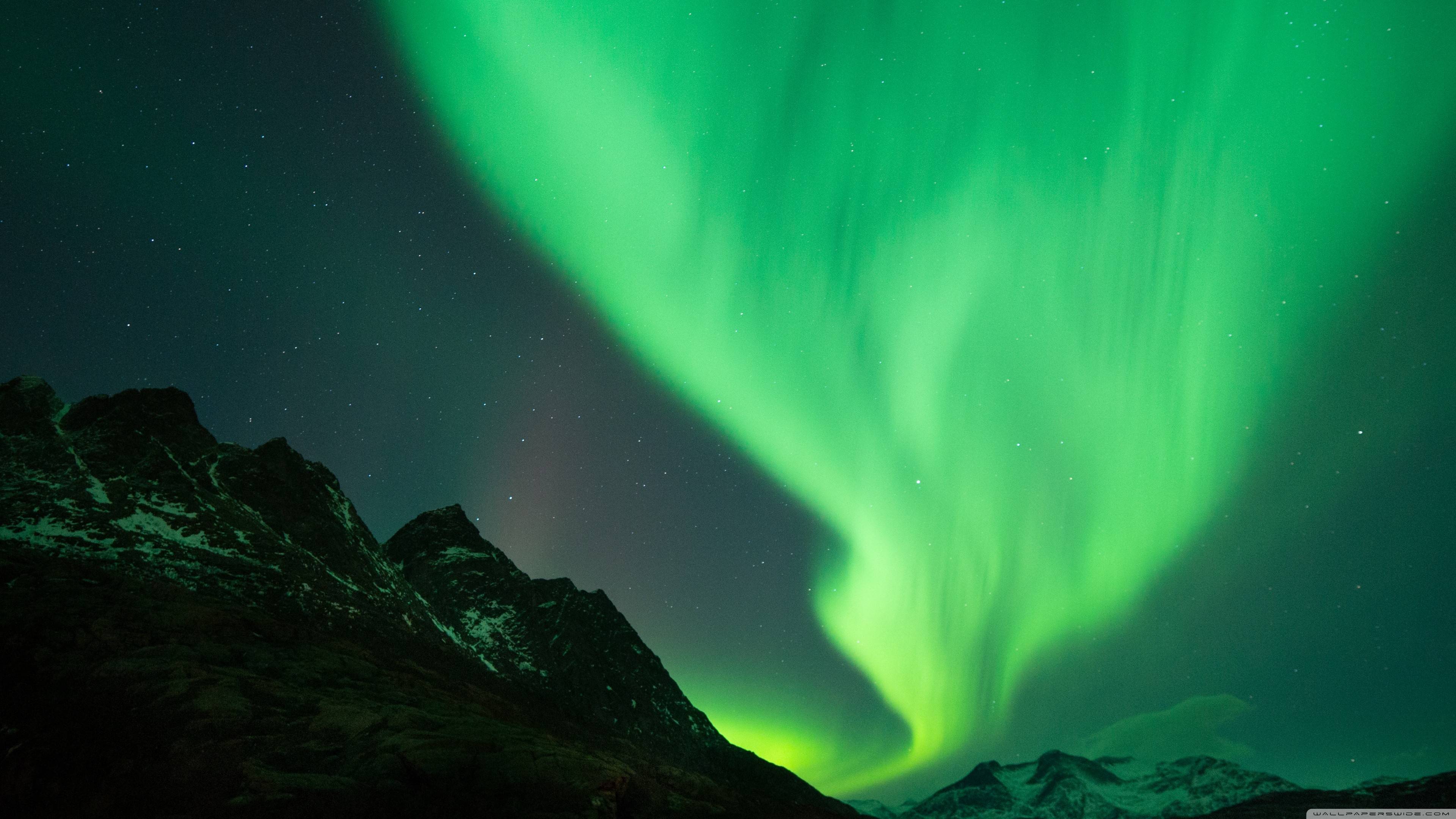 Stunning Aurora Borealis Over Mountains Wallpaper HD 4K Aesthetic