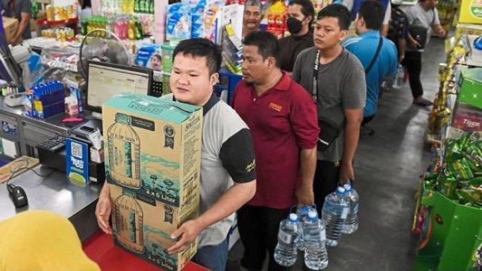 Malaysia sedang dilanda panic buying air mineral